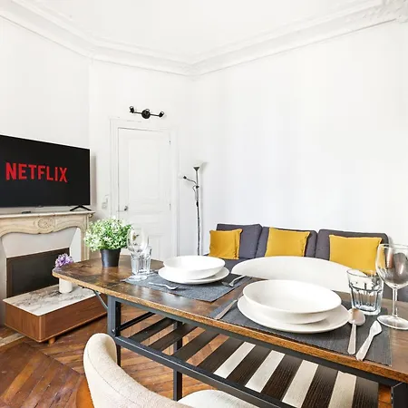 Lovely In Upscale 8th With Netflix Appartement