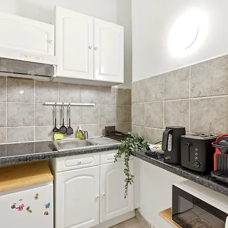 Lovely In Upscale 8th With Netflix Apartment
